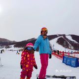 谁家的小宝宝滑雪好可爱呀