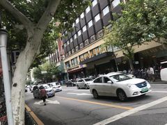 排队买月饼-泰康食品(南京东路店)