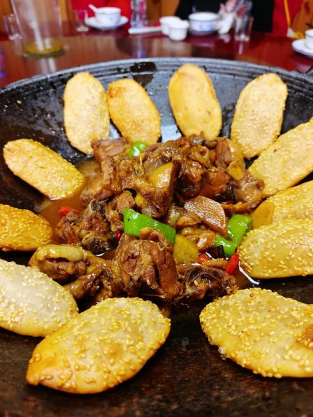 锅贴鸡味道相当好有机会再来吃鱼头汤