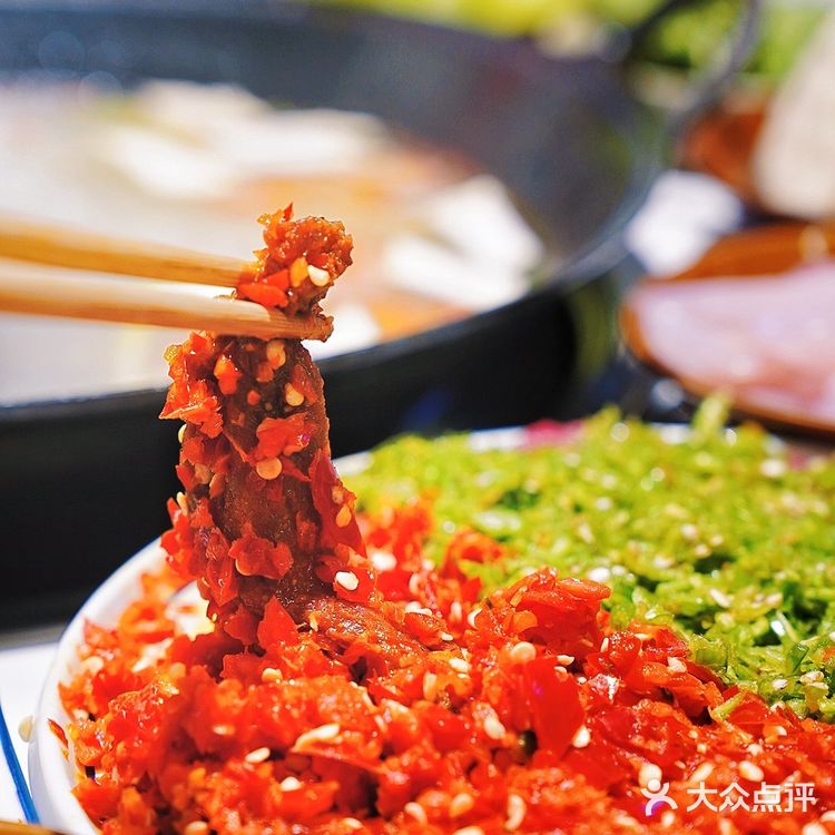 这个姐厉害了，鸿姐杭州首店就在西湖边边