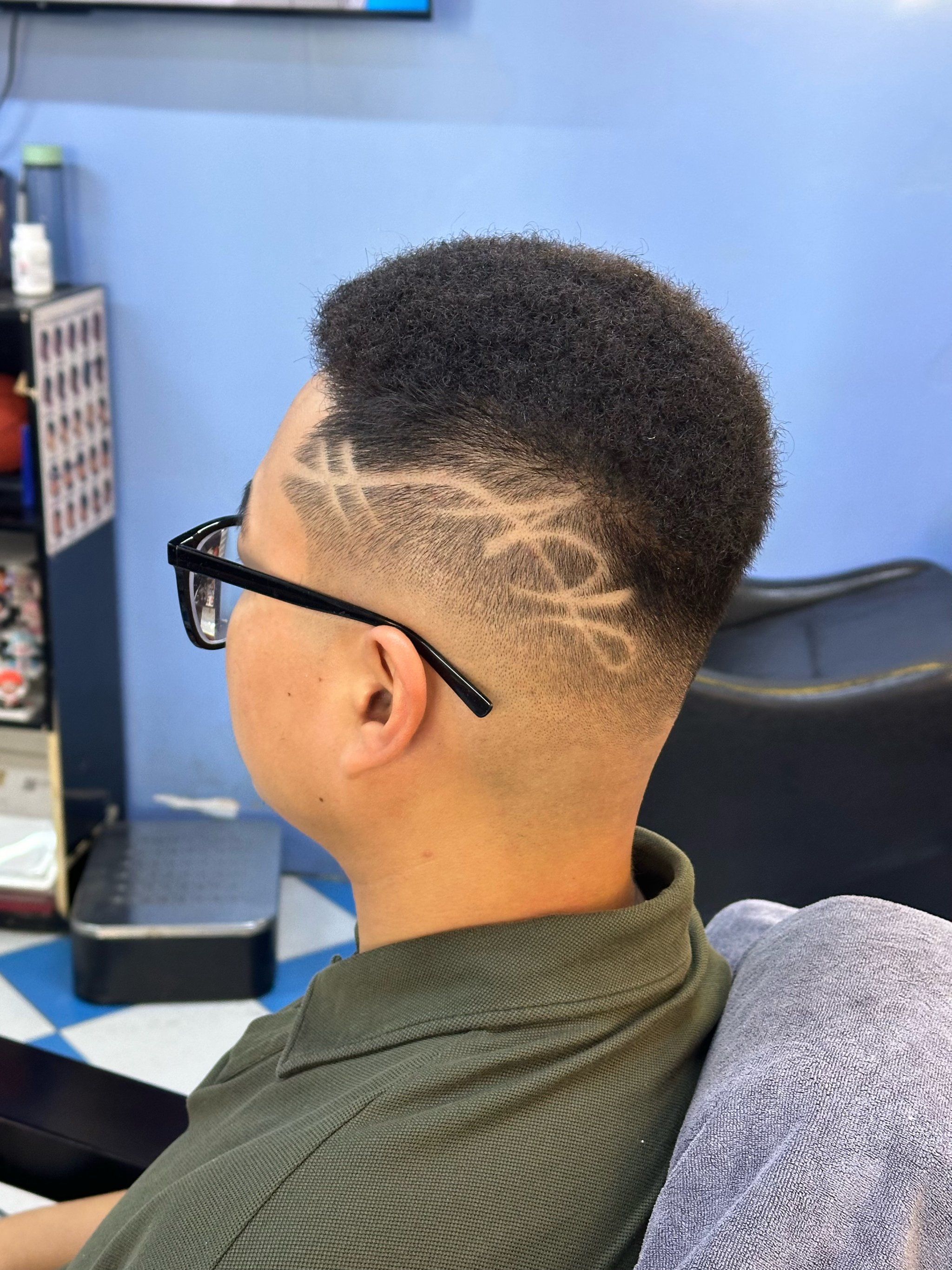 黑人烫雕刻发型