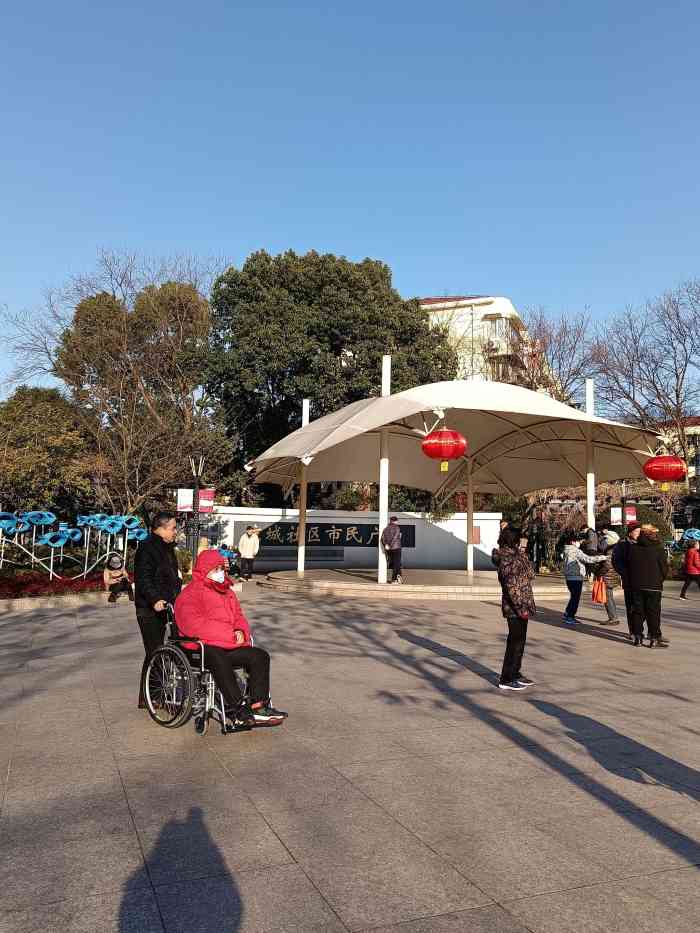 凉城公园-"在附近吃好饭后,正好在公园里面走一走.公.