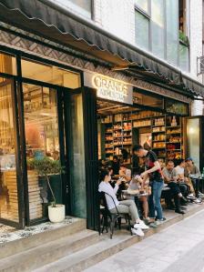 查看全部这家店坐落在东湖路上!酒吧 餐厅的半开放式布局.