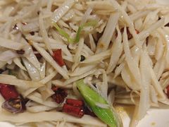 蒜苗炒藕丝-辣螃铠盆盆蟹大排档(海昌店)