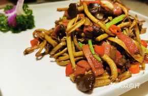 Bacon Stir-fried with Tree Mushrooms