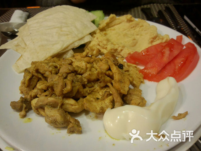 烤鸡肉鹰嘴豆泥拼盘