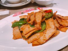 紫苏肉碎炒杏鲍菇-若蘭慈·无国界素食料理(欢乐海岸店)