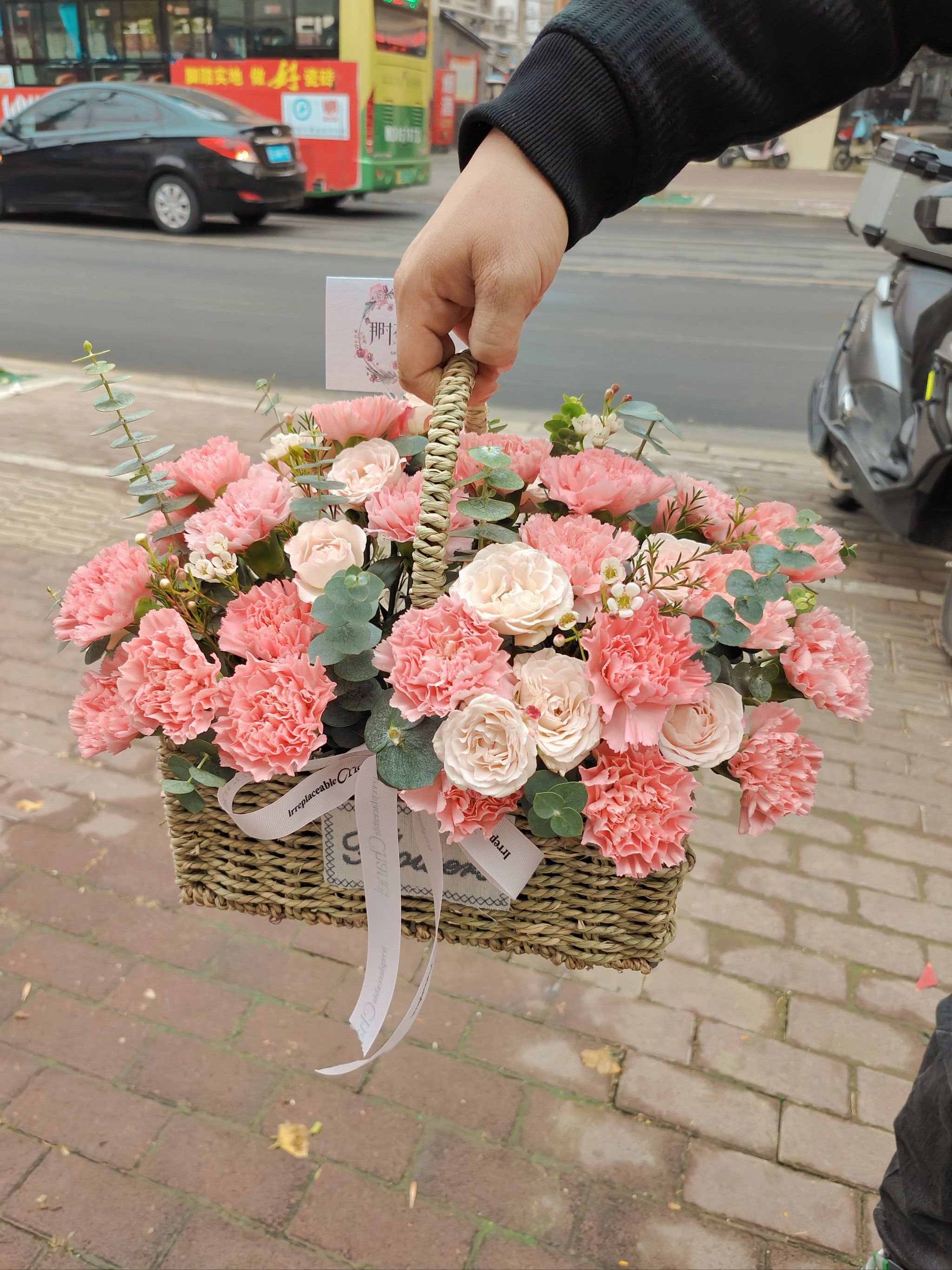康乃馨手提花篮