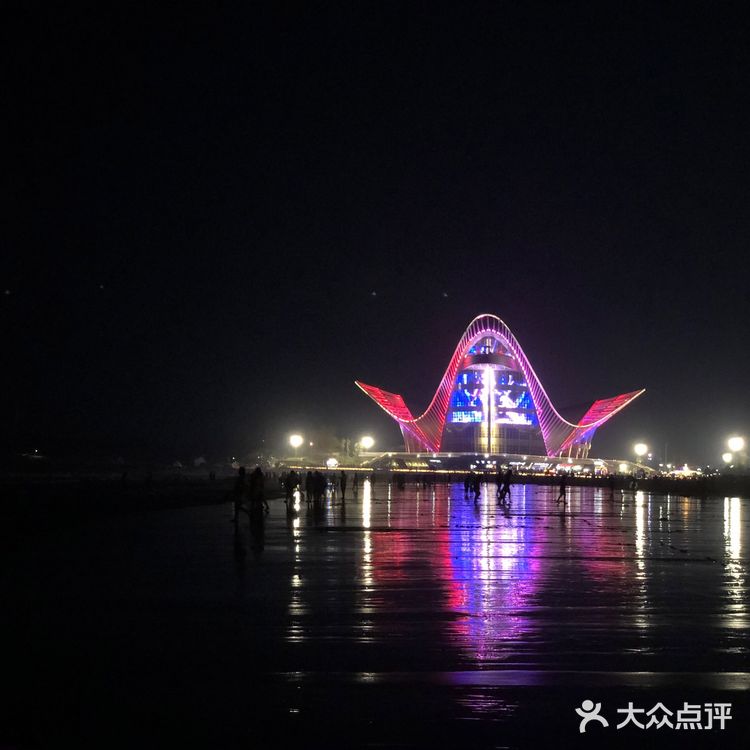 晚上的海滩拍出的照片也很有故事性，晚风吹来