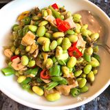 梭子蟹配料有番茄香菇笋片豆腐，汤味很鲜