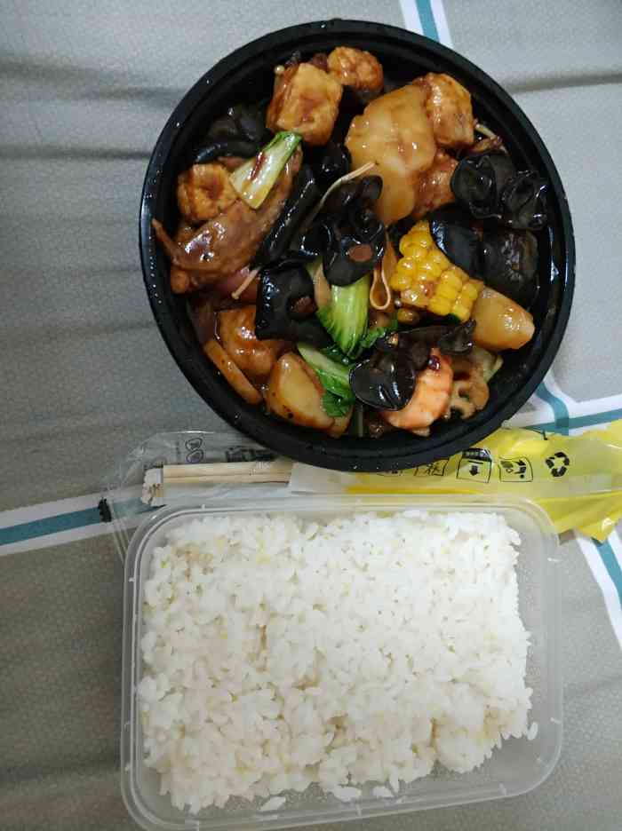 馋嘴肉蟹煲(兴工店)-"点的外卖吃,三个人,还怕不够吃,加了好多.