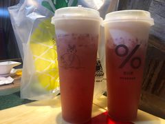 手舂草莓奶缇-%百分茶(江阴万达店)