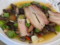 鸡油菌炒腊肉-邛海风味特色菜馆
