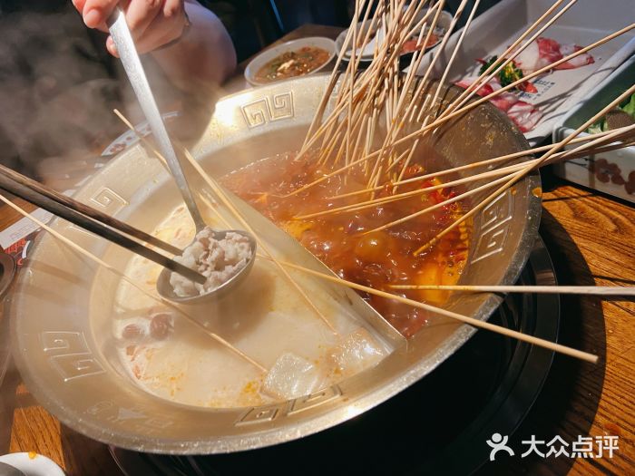 草堂無二·成都串串(万象城店)经典鸳鸯锅底图片