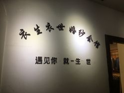 -觅白婚纱礼服馆