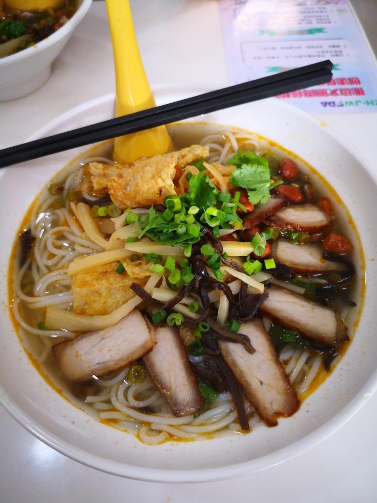 军元柳州螺蛳粉(红旗店)-"这家店在住的酒店楼下附近,门口有在修路,.