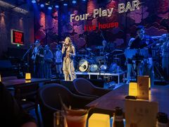 -FOUR PLAY BAR