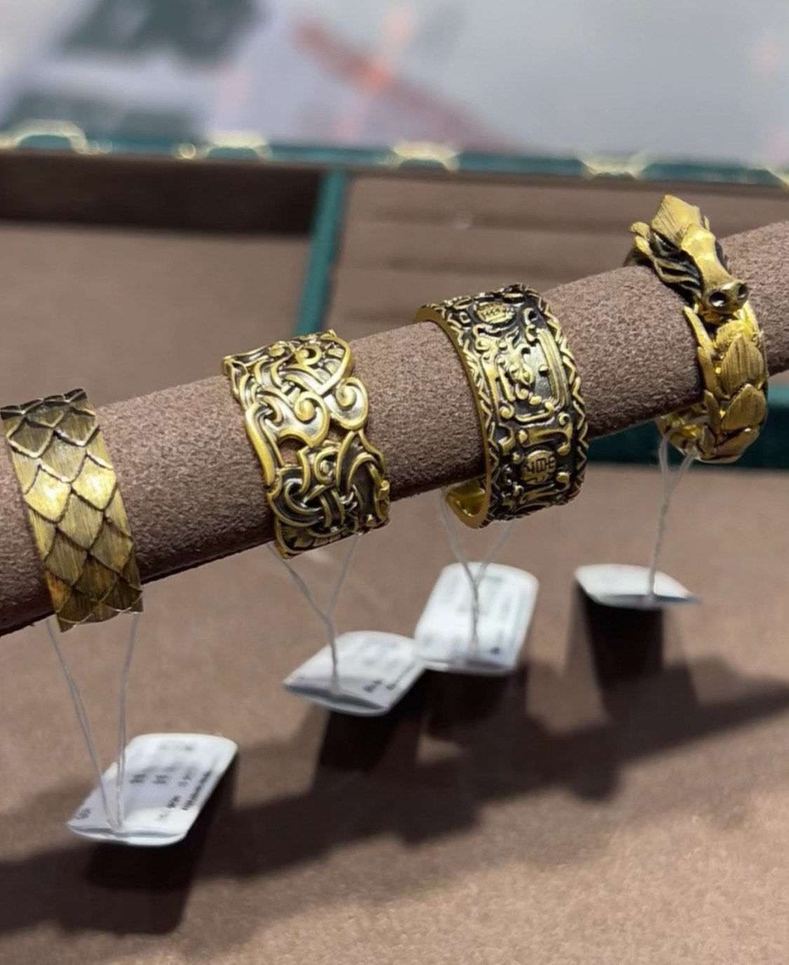 周生生黑金戒指