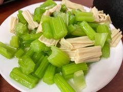 芹菜腐竹-宝瑞门钉肉饼店