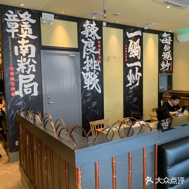 位置在浦东商城路南泉路路口，地铁便捷，九号线直达