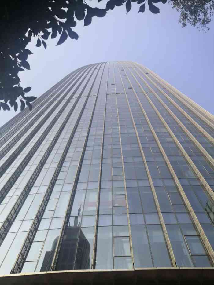 绿地中心绝对是济南的标志性建筑而60层的泉客厅更是济南的一张名片