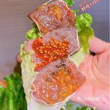 一口就炸裂了口腔。无敌好吃了！海鲜葱饼：虽然我不爱吃葱