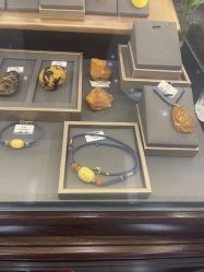 -灵彩珠宝(朗香街店)