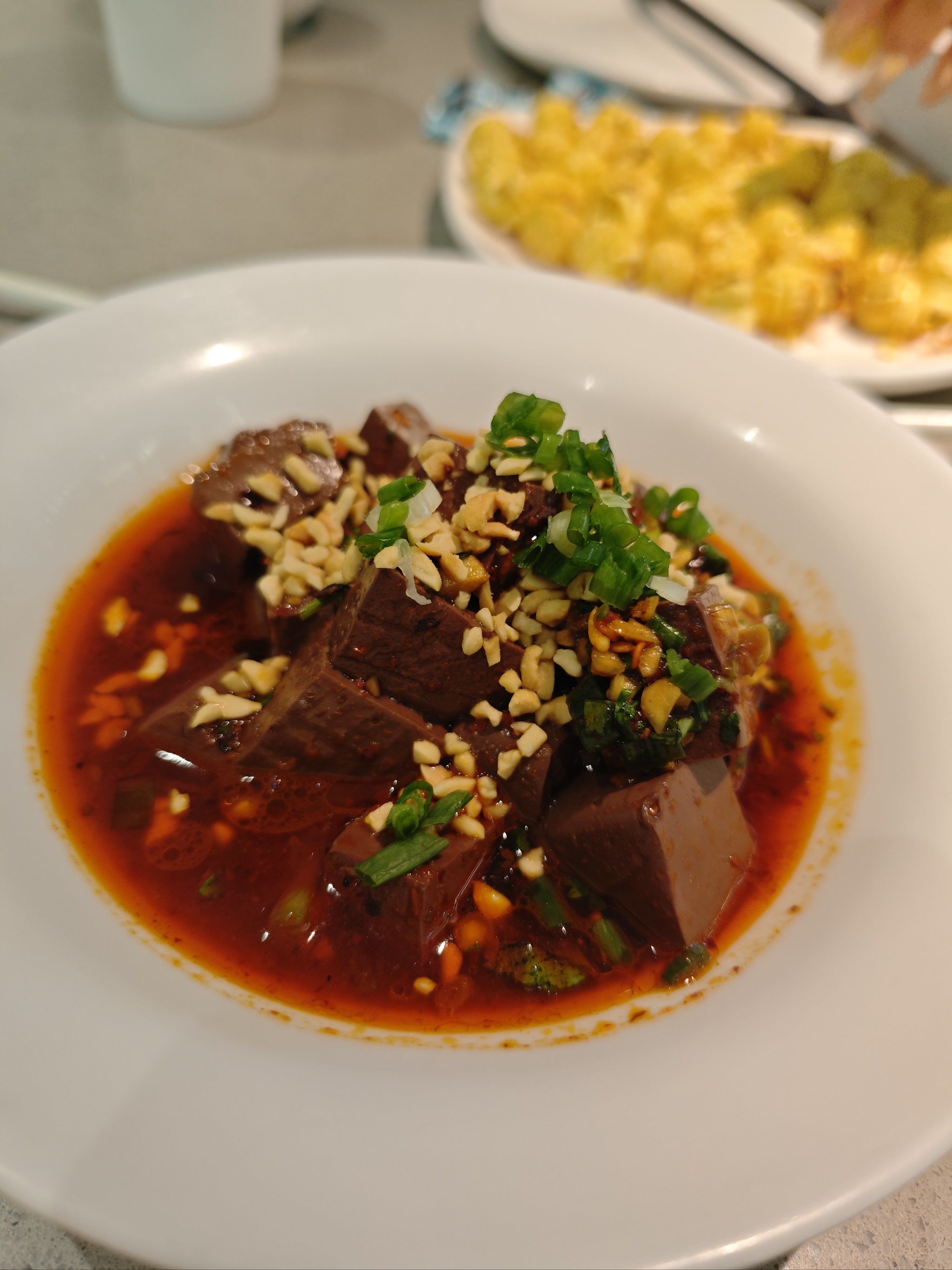 烤鱼店老板投喂房顶的漂泊猫老板回应：现已喂十多年了