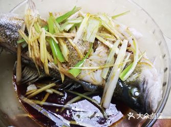 肚子里塞满姜丝和葱丝，少量料酒腌制20分钟