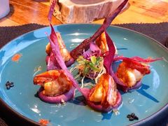 煎虾配紫薯泥薯片及姜味柠檬汁-AZUL by FUEL蓝色·法式酒馆(琶醍店)