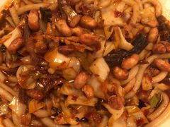 野蘑菇酸菜鸡肉炒米粉-疆Jiang·新疆秘制料理