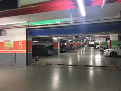 -绿地缤纷城-停车场