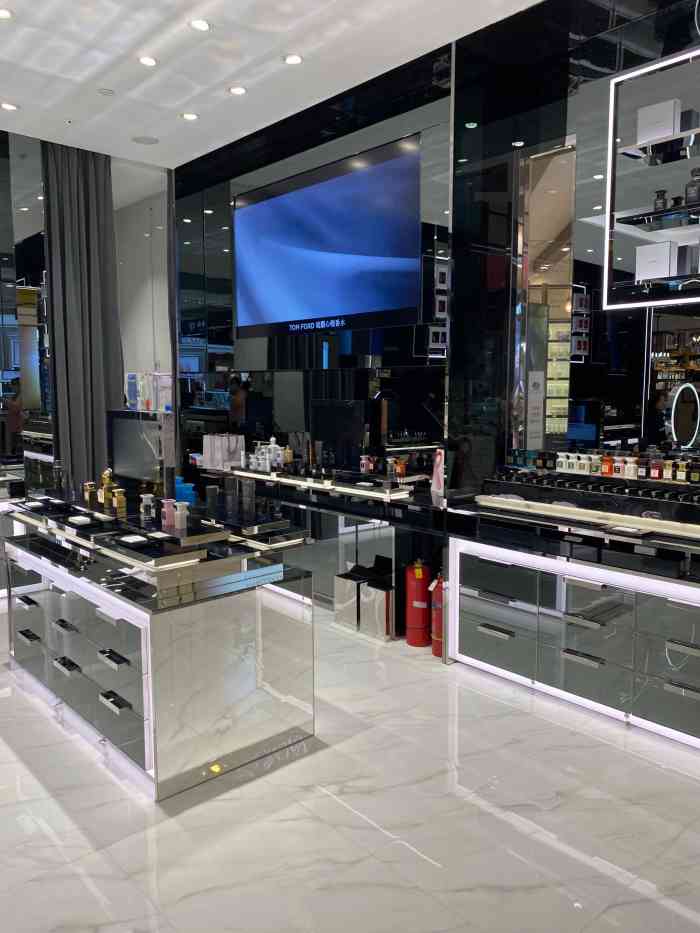 tf专柜代买-"今天逛街顺路来tf专柜试香水,被温柔的r.