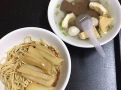 -松树干拌面店