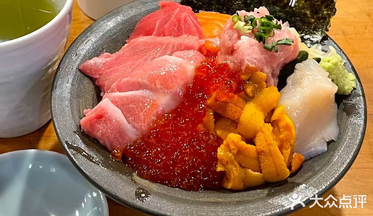 一个人也要来吃的日料海鲜刺身金枪鱼生饭…