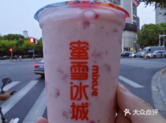 在消费降级的大背景下，别家的茶饮店基本都从30几