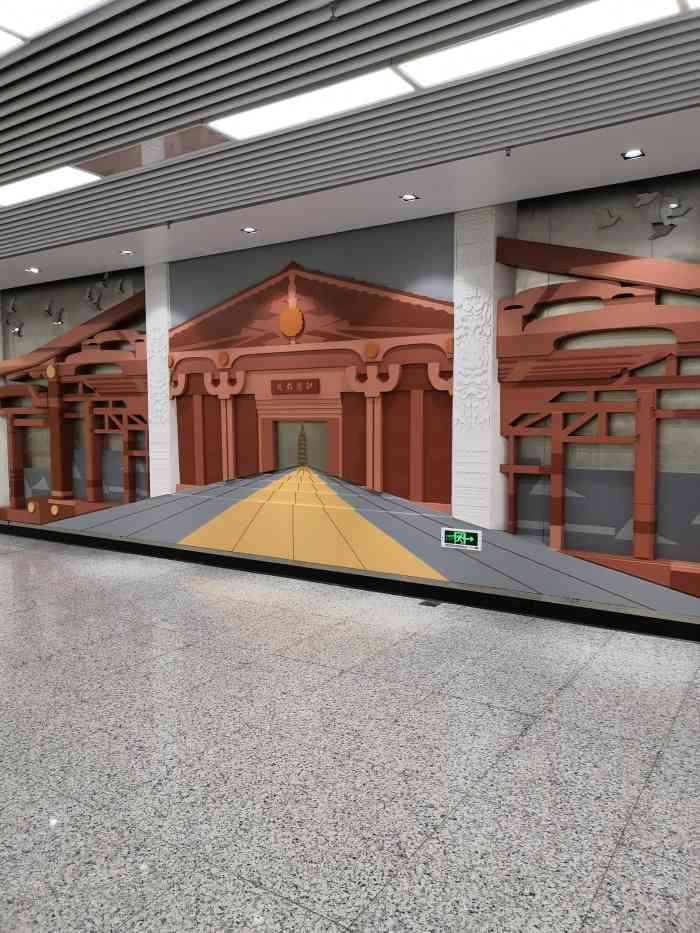 北寺塔(地铁站)-"四号线地铁,相对于一号线还是比较空的.车.