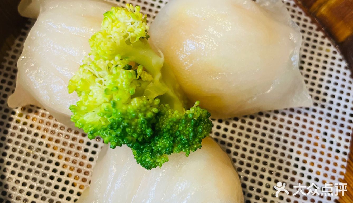 「经典猪肚鸡（中份）」「广顺兴煲仔饭」「毛根甘蔗水」「料碟」「至尊虾饺皇」「广式鸡蛋肠粉」「石磨老豆腐」「蔬菜大拼」「菌菇拼盘」「鲜虾烧卖」「豉汁蒸排骨」「紫金酱牛肚」「潮汕牛肉丸」「大口吃饭的小朋友」「顺兴叉烧（中份）」「广式鸡蛋肠粉」