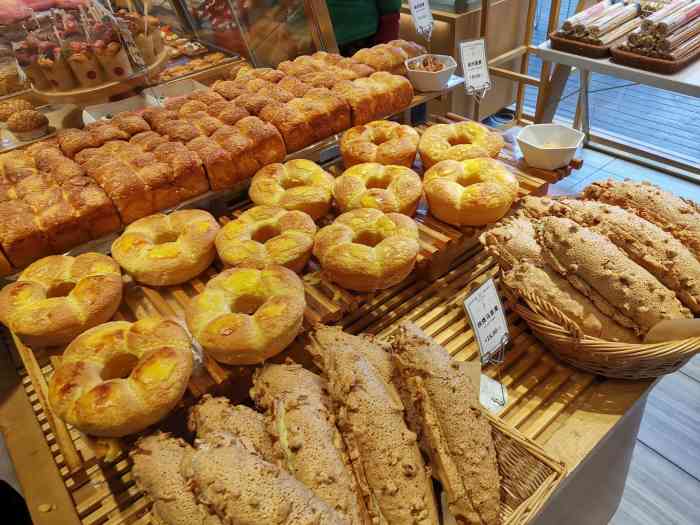 红房子去过很多次了,蛋糕甜品面包琳琅满目.