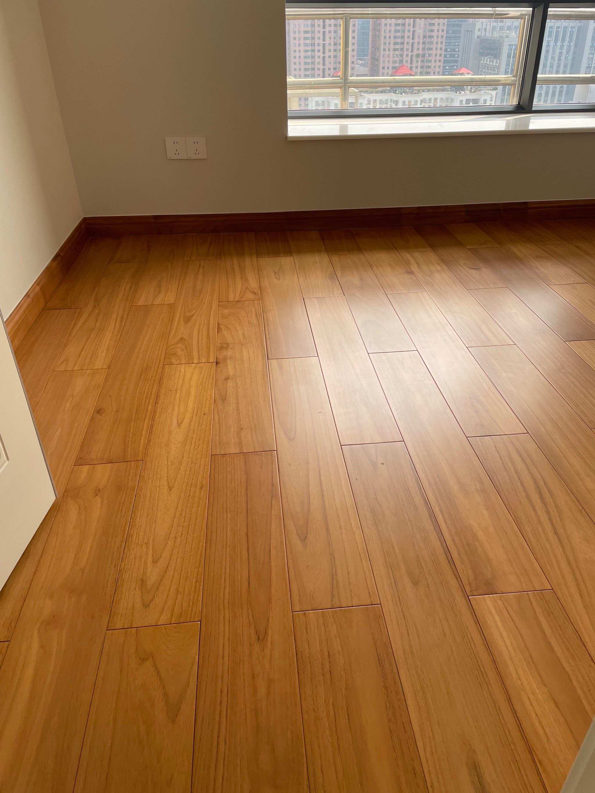 柚木地板木蜡油面和油漆面的优缺点