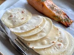 烟熏三文鱼配烤饺子皮和芥末籽酱-BOR Eatery(安福路店)