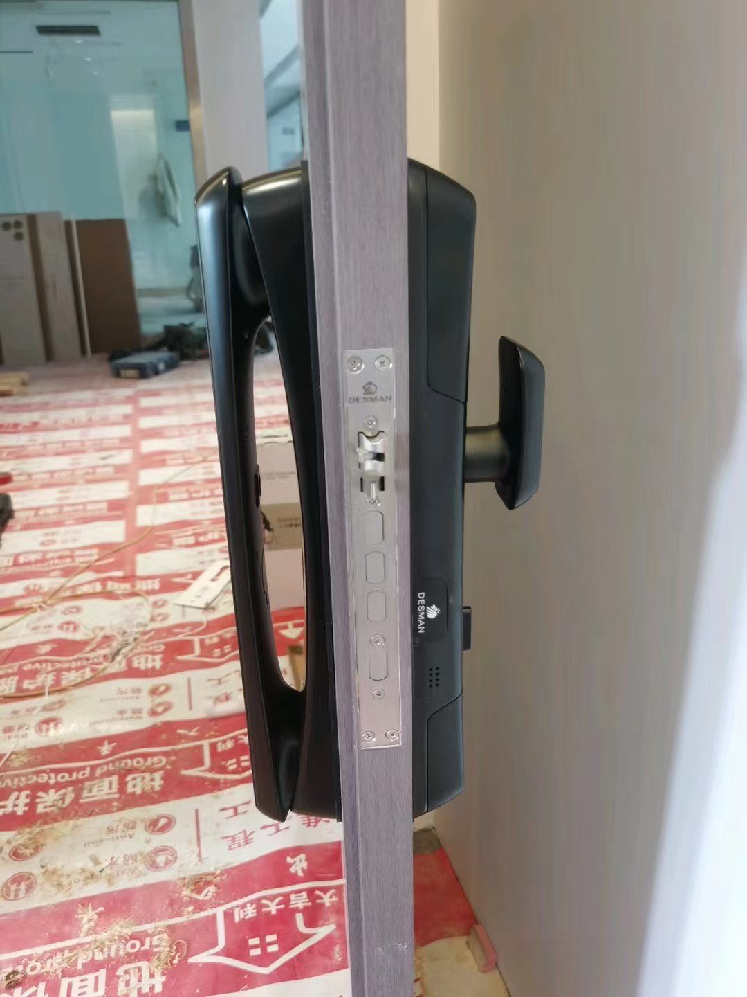 办公室,师傅上门安装,木门全开扩孔,师傅