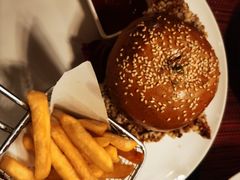 美式汉堡套餐-WOLFGANG PUCK KITCHEN & BAR(迪士尼小镇店)