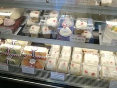 面包甜点陈列柜-红宝石·鲜奶小方·海派西点房(金杨店)