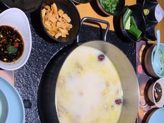 -洪氏嗨捞·广东猪肚鸡·椰子鸡火锅(西咸万象城店)
