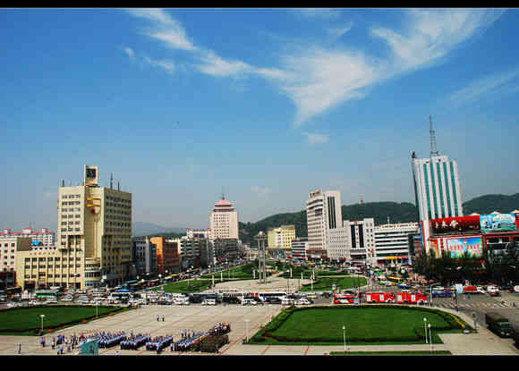 通化广场-"市中心交通要道,靠近新站,白天天气热人不.