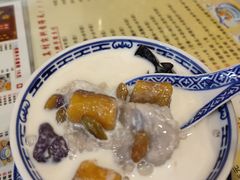 -广信牛奶甜品世家(台东店)
