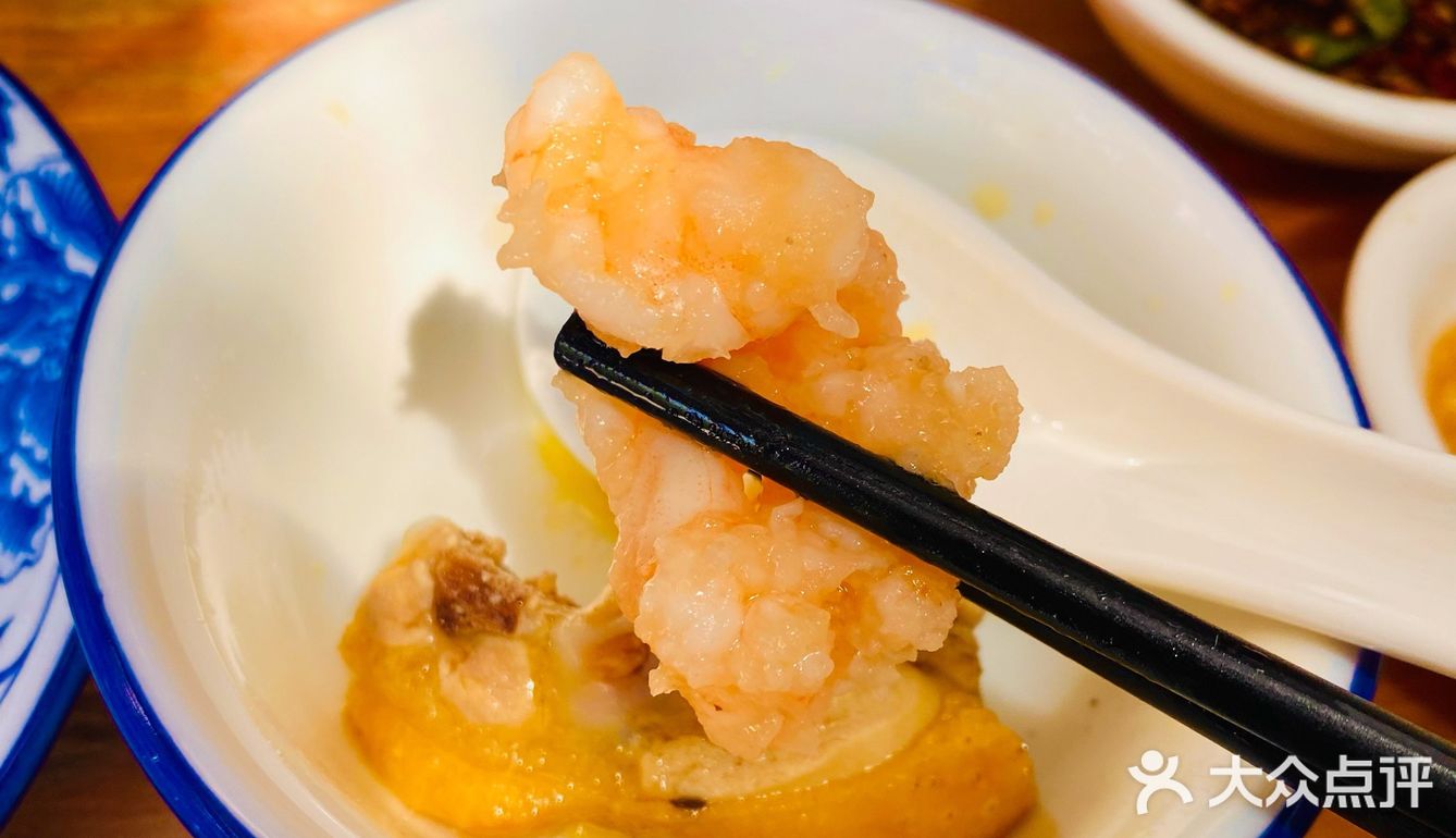 小姐妹们顶着大太阳出来聚餐听说了好久的鸡煲店