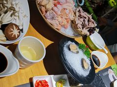 -洪氏嗨捞·广东猪肚鸡·椰子鸡火锅(西咸万象城店)