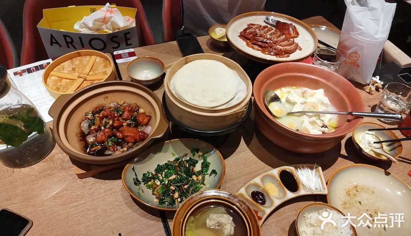 量很大我们三人都没吃完，烤鸭比店内点省15元